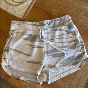 Z Supply camo shorts in size small